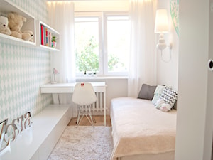 Minimalizm z zielenią - Mały biały miętowy pokój dziecka dla nastolatka dla dziewczynki, styl skandynawski - zdjęcie od Base Architekci