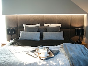 Sypialnia idealna na chłodniejszy wieczór - Mała biała sypialnia na poddaszu, styl tradycyjny - zdjęcie od Base Architekci