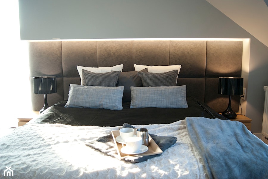 Sypialnia idealna na chłodniejszy wieczór - Mała biała sypialnia na poddaszu, styl tradycyjny - zdjęcie od Base Architekci