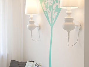 Minimalizm z zielenią - Biały pokój dziecka dla nastolatka dla dziewczynki, styl skandynawski - zdjęcie od Base Architekci