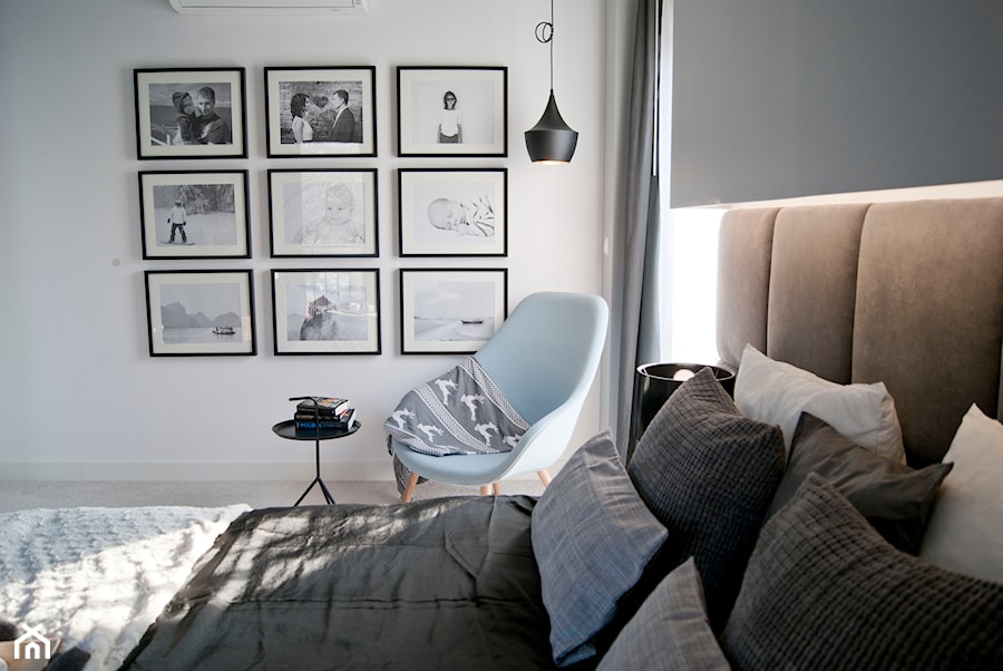 Sypialnia idealna na chłodniejszy wieczór - Mała biała szara sypialnia, styl tradycyjny - zdjęcie od Base Architekci