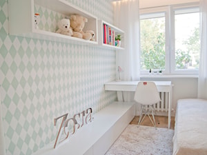 Minimalizm z zielenią - Mały biały miętowy pokój dziecka dla dziecka dla nastolatka dla dziewczynki, styl skandynawski - zdjęcie od Base Architekci