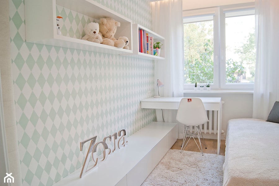 Minimalizm z zielenią - Mały biały miętowy pokój dziecka dla dziecka dla nastolatka dla dziewczynki, styl skandynawski - zdjęcie od Base Architekci
