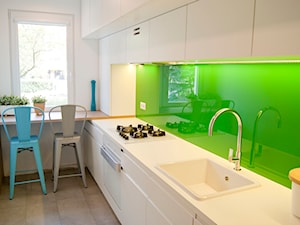 Minimalizm z zielenią - Średnia zamknięta biała z zabudowaną lodówką z nablatowym zlewozmywakiem kuchnia jednorzędowa, styl nowoczesny - zdjęcie od Base Architekci