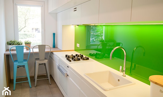 zielona ściana nad blatem roboczym w kuchni