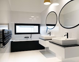 Dom na Wilanowie - Mała z lustrem z dwoma umywalkami łazienka z oknem, styl nowoczesny - zdjęcie od Base Architekci - Homebook