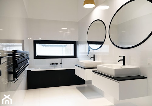 Dom na Wilanowie - Mała z lustrem z dwoma umywalkami łazienka z oknem, styl nowoczesny - zdjęcie od Base Architekci