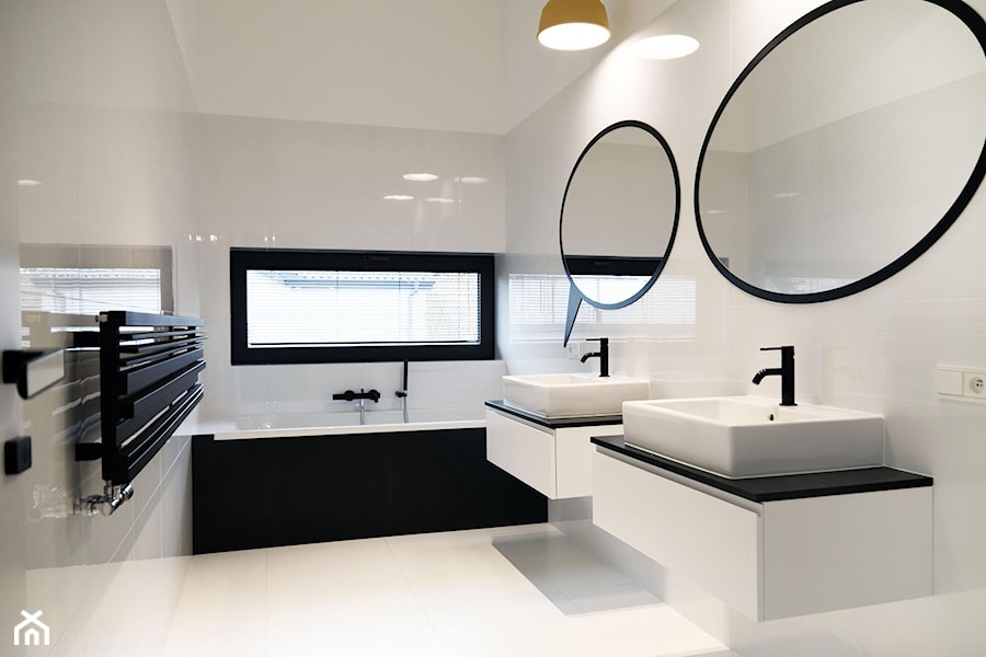 Dom na Wilanowie - Mała z lustrem z dwoma umywalkami łazienka z oknem, styl nowoczesny - zdjęcie od Base Architekci