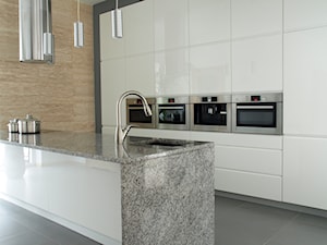 Projekty i realizacje kuchni - Średnia otwarta z kamiennym blatem z zabudowaną lodówką z podblatowym zlewozmywakiem kuchnia dwurzędowa, styl minimalistyczny - zdjęcie od Meblostyl