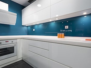 Projekty i realizacje kuchni - Średnia zamknięta z kamiennym blatem niebieska z zabudowaną lodówką kuchnia w kształcie litery l, styl nowoczesny - zdjęcie od Meblostyl