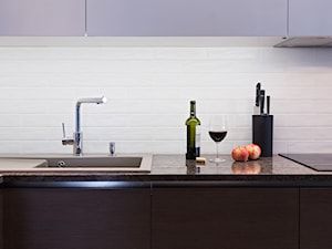 Projekty i realizacje kuchni - Mała zamknięta z kamiennym blatem biała z zabudowaną lodówką z nablatowym zlewozmywakiem kuchnia w kształcie litery l, styl nowoczesny - zdjęcie od Meblostyl