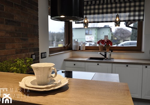 Dom parterowy Skoczów - Realizacja - Średnia otwarta z salonem biała z zabudowaną lodówką z nablatowym zlewozmywakiem kuchnia dwurzędowa z oknem, styl prowansalski - zdjęcie od MARTA PAWLAK ARCHITEKTURA WNĘTRZ