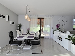 Dom Jednorodzinny Kowale - Duża biała szara jadalnia w salonie, styl nowoczesny - zdjęcie od MARTA PAWLAK ARCHITEKTURA WNĘTRZ