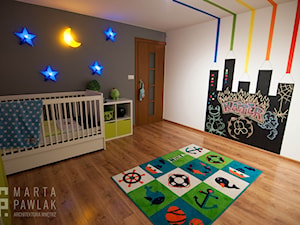 Dom Brenna - realizacja - Średni biały szary pokój dziecka dla dziecka dla chłopca - zdjęcie od MARTA PAWLAK ARCHITEKTURA WNĘTRZ
