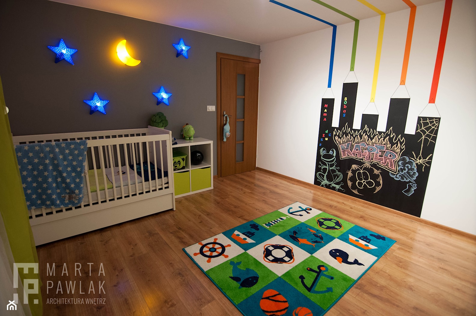 Dom Brenna - realizacja - Średni biały szary pokój dziecka dla dziecka dla chłopca - zdjęcie od MARTA PAWLAK ARCHITEKTURA WNĘTRZ - Homebook