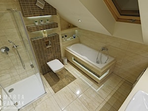 Mieszkanie na poddaszu Brenna - realizacja - Średnia na poddaszu z pralką / suszarką łazienka z oknem, styl tradycyjny - zdjęcie od MARTA PAWLAK ARCHITEKTURA WNĘTRZ