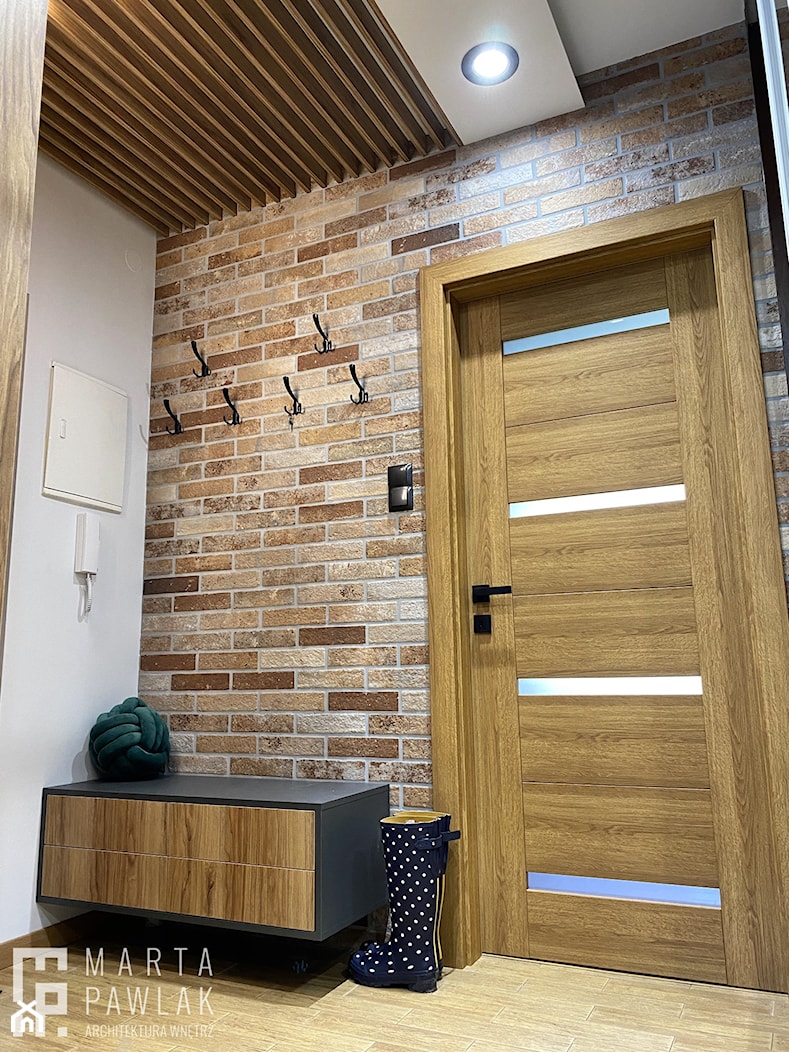 Apartament Wisła Czarne - Mały z zabudową meblową z wieszakiem beżowy biały brązowy z farbą na ścianie z drewnianymi drzwiami z przeszklonymi drzwiami hol / przedpokój, styl industrialny - zdjęcie od MARTA PAWLAK ARCHITEKTURA WNĘTRZ - Homebook