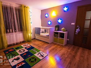 Dom Brenna - realizacja - Duży biały fioletowy pokój dziecka dla niemowlaka dla chłopca dla dziewczynki - zdjęcie od MARTA PAWLAK ARCHITEKTURA WNĘTRZ
