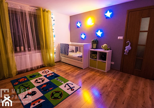 Dom Brenna - realizacja - Duży biały fioletowy pokój dziecka dla niemowlaka dla chłopca dla dziewczy ... - zdjęcie od MARTA PAWLAK ARCHITEKTURA WNĘTRZ