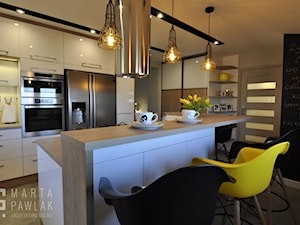 Mieszkanie na poddaszu Ustroń - Realizacja - Średnia otwarta z salonem biała czarna z zabudowaną lodówką kuchnia dwurzędowa z wyspą lub półwyspem, styl nowoczesny - zdjęcie od MARTA PAWLAK ARCHITEKTURA WNĘTRZ