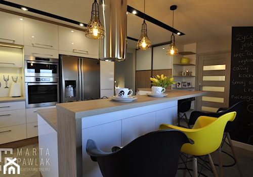 Mieszkanie na poddaszu Ustroń - Realizacja - Średnia otwarta z salonem biała czarna z zabudowaną lodówką kuchnia dwurzędowa z wyspą lub półwyspem, styl nowoczesny - zdjęcie od MARTA PAWLAK ARCHITEKTURA WNĘTRZ