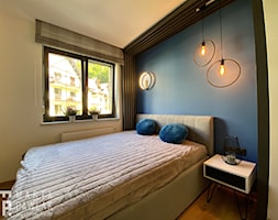 Apartament Wisła Czarne - Mała biała niebieska sypialnia, styl industrialny - zdjęcie od MARTA PAWLAK ARCHITEKTURA WNĘTRZ - Homebook