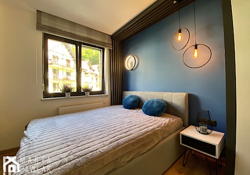 Apartament Wisła Czarne - Mała biała niebieska sypialnia, styl industrialny - zdjęcie od MARTA PAWLAK ARCHITEKTURA WNĘTRZ