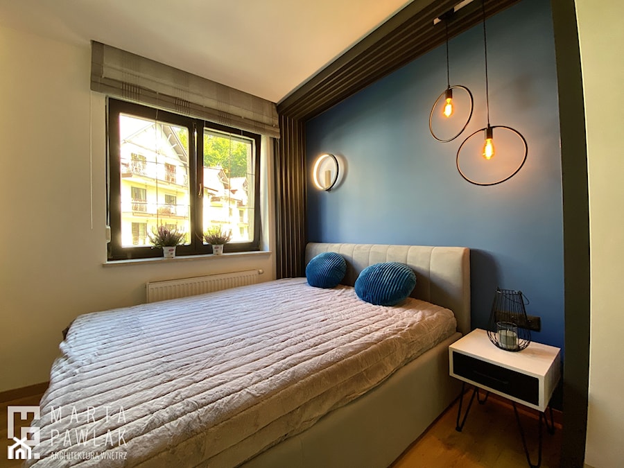 Apartament Wisła Czarne - Mała biała niebieska sypialnia, styl industrialny - zdjęcie od MARTA PAWLAK ARCHITEKTURA WNĘTRZ