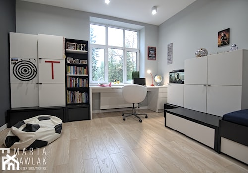 Mieszkanie w kamienicy Cieszyn - Realizacja - Duży biały czarny pokój dziecka dla nastolatka dla chłopca, styl nowoczesny - zdjęcie od MARTA PAWLAK ARCHITEKTURA WNĘTRZ