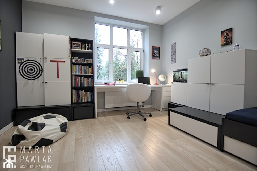 Mieszkanie w kamienicy Cieszyn - Realizacja - Duży biały czarny pokój dziecka dla nastolatka dla chłopca, styl nowoczesny - zdjęcie od MARTA PAWLAK ARCHITEKTURA WNĘTRZ