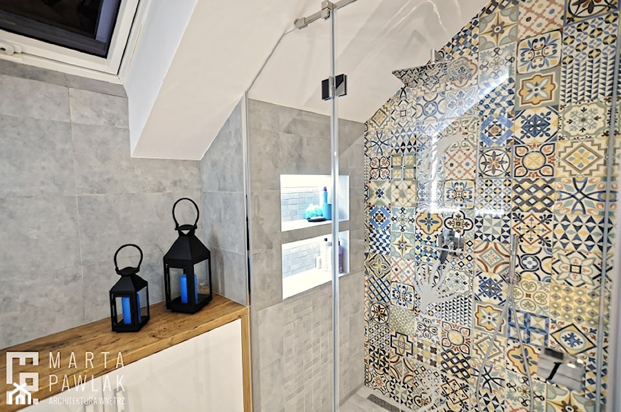 Dom jednorodzinny Pruchna - realizacja - Średnia na poddaszu łazienka z oknem, styl skandynawski - zdjęcie od MARTA PAWLAK ARCHITEKTURA WNĘTRZ