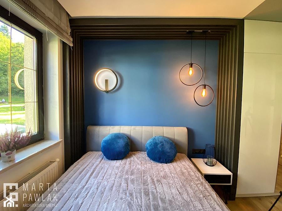 Apartament Wisła Czarne - Mała beżowa niebieska szara sypialnia, styl industrialny - zdjęcie od MARTA PAWLAK ARCHITEKTURA WNĘTRZ