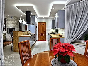 Dom jednorodzinny Pierściec - realizacja - Średnia szara jadalnia w salonie w kuchni, styl tradycyjny - zdjęcie od MARTA PAWLAK ARCHITEKTURA WNĘTRZ
