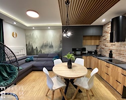 Apartament Wisła Czarne - Mały biały brązowy zielony salon z kuchnią z jadalnią, styl industrialny - zdjęcie od MARTA PAWLAK ARCHITEKTURA WNĘTRZ - Homebook