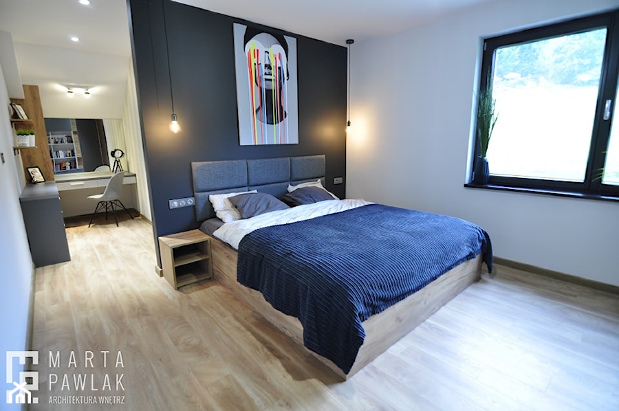 Dom Jednorodzinny Wisła - realizacja - Duża biała czarna z biurkiem sypialnia, styl industrialny - zdjęcie od MARTA PAWLAK ARCHITEKTURA WNĘTRZ