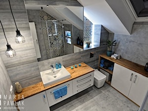 Dom jednorodzinny Pruchna - realizacja - Średnia na poddaszu z punktowym oświetleniem łazienka z oknem, styl skandynawski - zdjęcie od MARTA PAWLAK ARCHITEKTURA WNĘTRZ