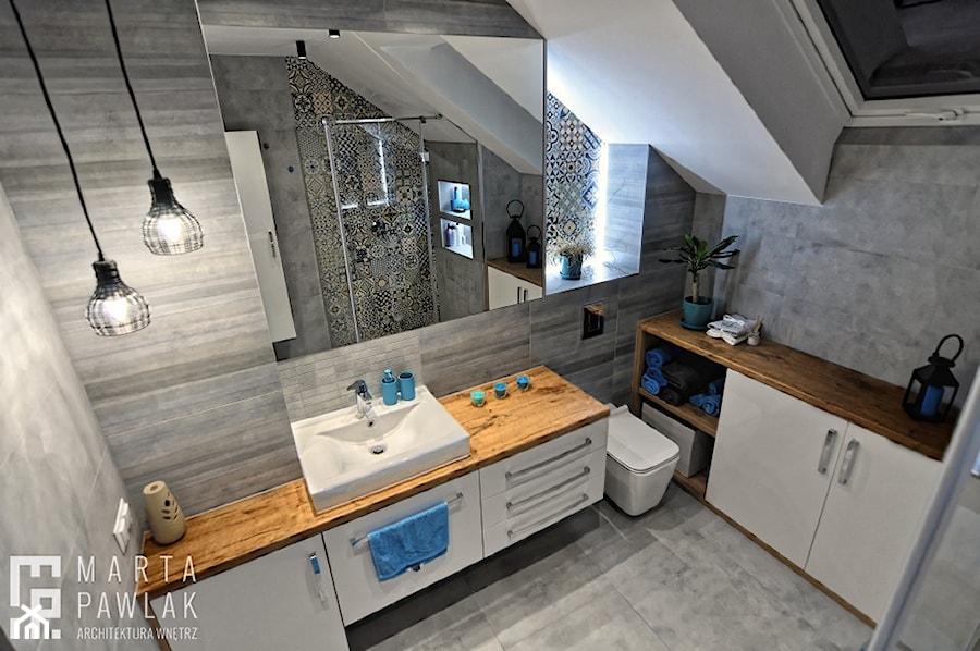 Dom jednorodzinny Pruchna - realizacja - Średnia na poddaszu z punktowym oświetleniem łazienka z oknem, styl skandynawski - zdjęcie od MARTA PAWLAK ARCHITEKTURA WNĘTRZ