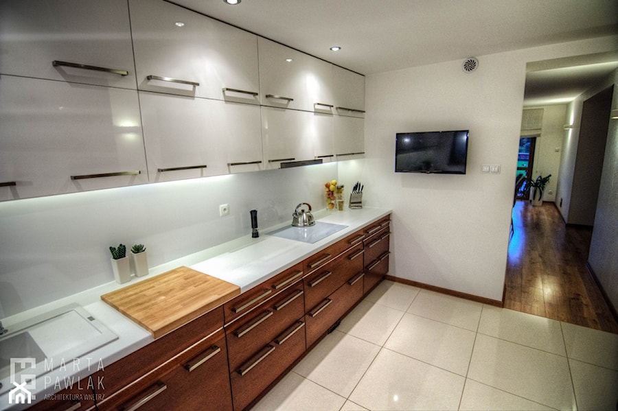 Dom Brenna - realizacja - Duża biała z podblatowym zlewozmywakiem kuchnia jednorzędowa, styl nowoczesny - zdjęcie od MARTA PAWLAK ARCHITEKTURA WNĘTRZ