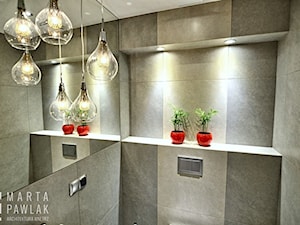 Dom jednorodzinny Pierściec - realizacja - Mała z lustrem z punktowym oświetleniem łazienka, styl nowoczesny - zdjęcie od MARTA PAWLAK ARCHITEKTURA WNĘTRZ