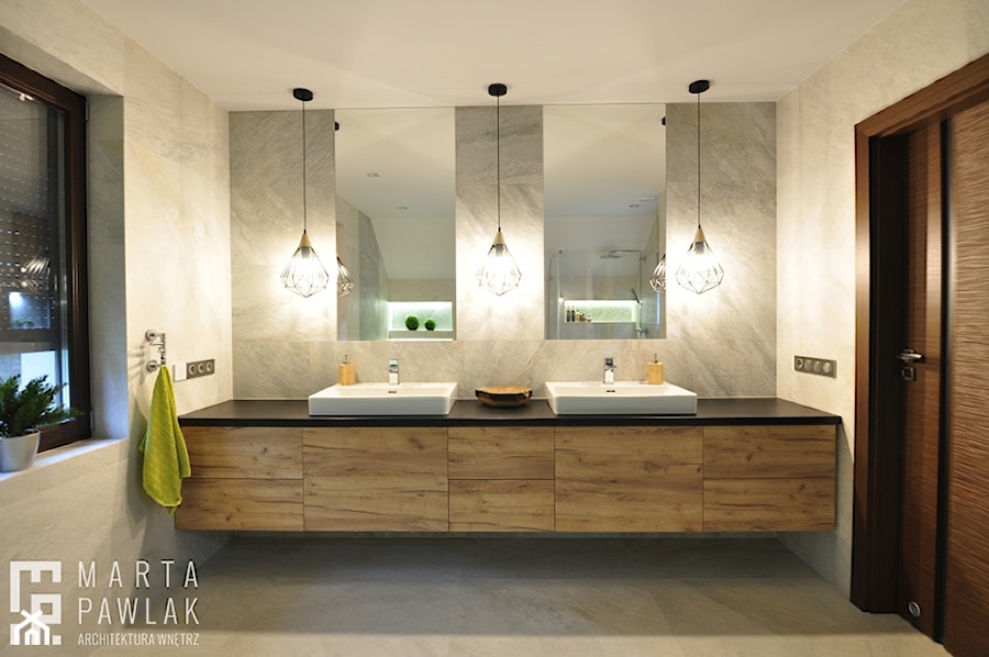 Dom Jednorodzinny Wisła - realizacja - Średnia na poddaszu z lustrem z dwoma umywalkami łazienka z oknem, styl industrialny - zdjęcie od MARTA PAWLAK ARCHITEKTURA WNĘTRZ