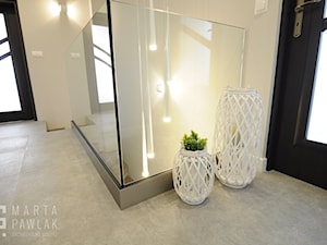 Mieszkanie na poddaszu Ustroń - Realizacja - Średni biały czarny hol / przedpokój, styl nowoczesny - zdjęcie od MARTA PAWLAK ARCHITEKTURA WNĘTRZ