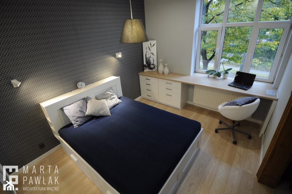 Mieszkanie w kamienicy Cieszyn - Realizacja - Mała biała czarna z biurkiem sypialnia, styl nowoczes ... - zdjęcie od MARTA PAWLAK ARCHITEKTURA WNĘTRZ - Homebook