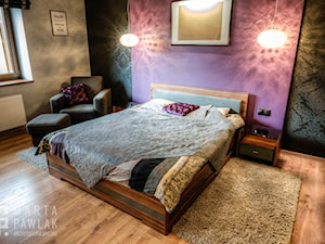 Dom Brenna - realizacja - Duża czarna różowa szara sypialnia - zdjęcie od MARTA PAWLAK ARCHITEKTURA WNĘTRZ
