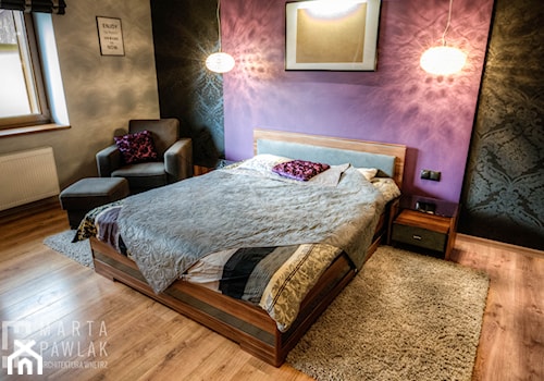 Dom Brenna - realizacja - Duża czarna różowa szara sypialnia - zdjęcie od MARTA PAWLAK ARCHITEKTURA WNĘTRZ