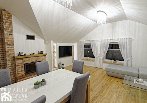 Mieszkanie na poddaszu Brenna - realizacja - Średnia biała jadalnia w salonie, styl tradycyjny - zdjęcie od MARTA PAWLAK ARCHITEKTURA WNĘTRZ
