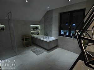 Dom Jednorodzinny Wisła - realizacja - Duża na poddaszu z dwoma umywalkami z marmurową podłogą z punktowym oświetleniem łazienka z oknem, styl industrialny - zdjęcie od MARTA PAWLAK ARCHITEKTURA WNĘTRZ