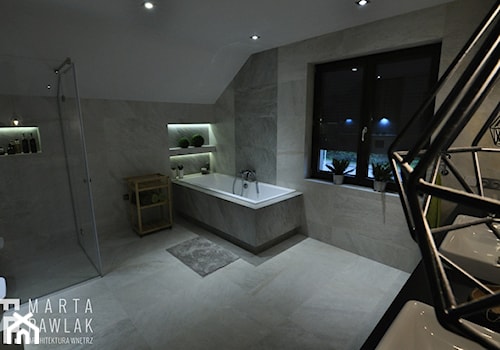 Dom Jednorodzinny Wisła - realizacja - Duża na poddaszu z dwoma umywalkami z marmurową podłogą z punktowym oświetleniem łazienka z oknem, styl industrialny - zdjęcie od MARTA PAWLAK ARCHITEKTURA WNĘTRZ