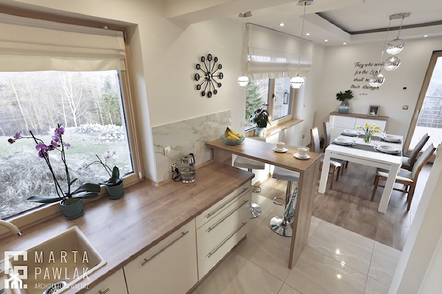 Dom Jednorodzinny Wisła 02 -realizacja - Średnia z salonem biała z podblatowym zlewozmywakiem kuchnia jednorzędowa z oknem, styl tradycyjny - zdjęcie od MARTA PAWLAK ARCHITEKTURA WNĘTRZ