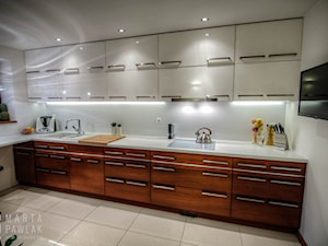 Dom Brenna - realizacja - Średnia otwarta biała z podblatowym zlewozmywakiem kuchnia jednorzędowa, styl nowoczesny - zdjęcie od MARTA PAWLAK ARCHITEKTURA WNĘTRZ