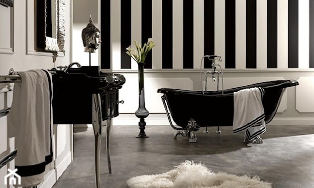 biało czarna łazienka z czarną wanną wolnostojąca